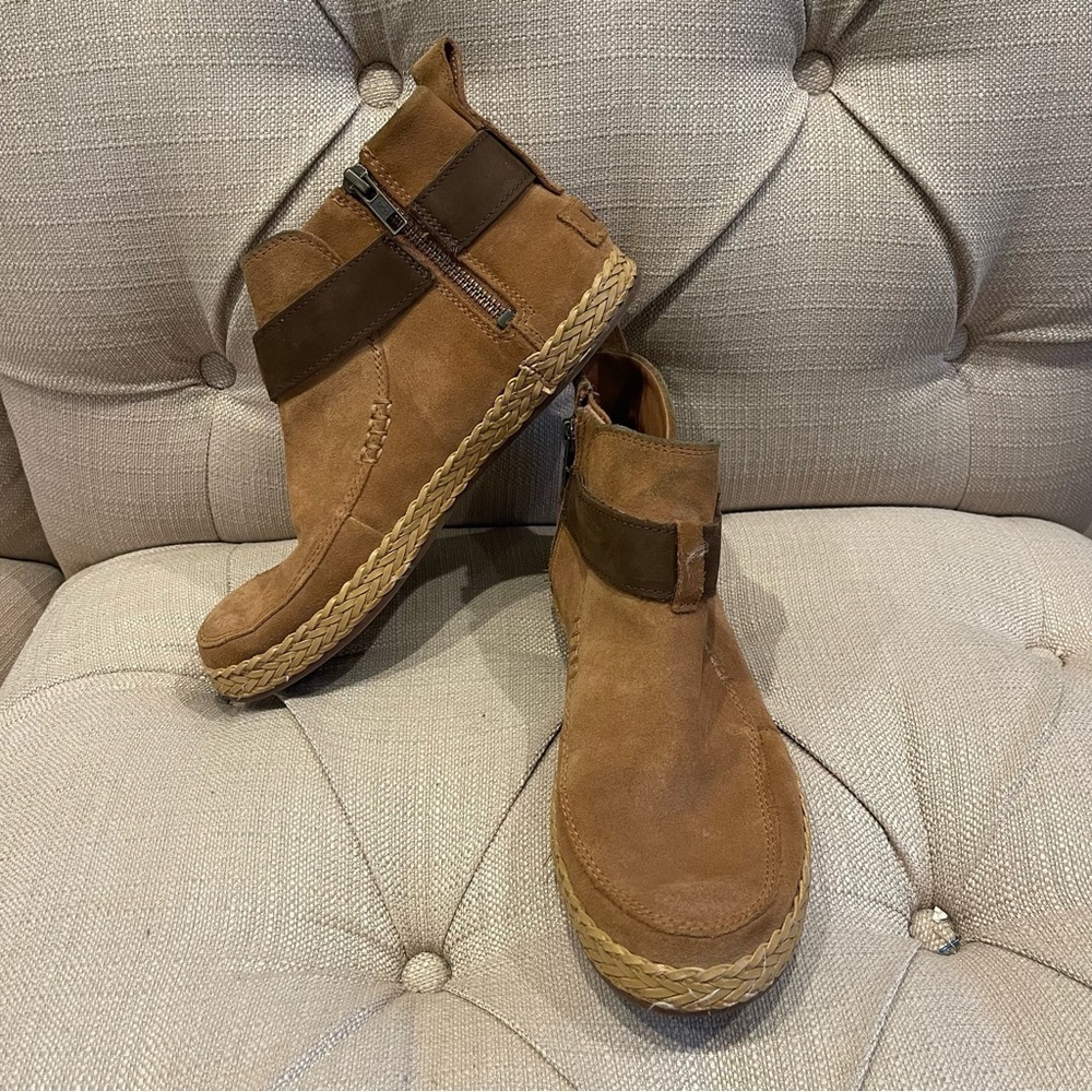 Ugg® Women 6 Sloane Harness Booties Tan Zippers